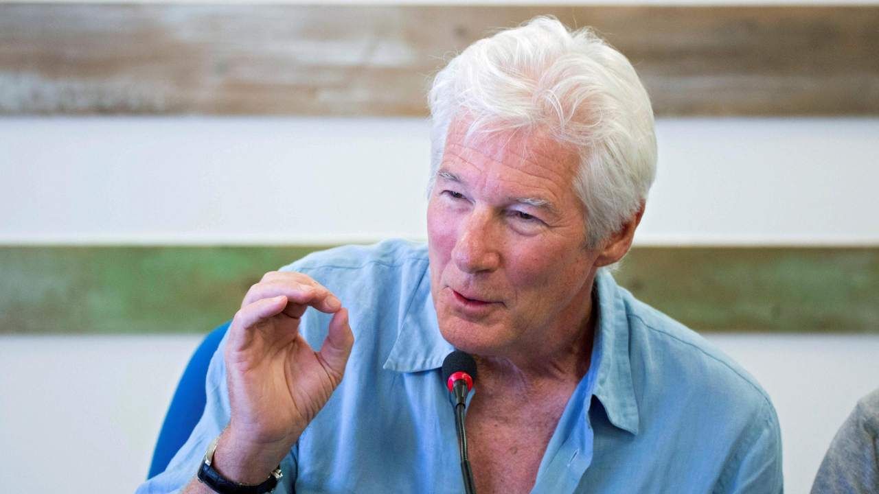 Richard Gere unrecognizable with very long hair and beard: the completely  new look