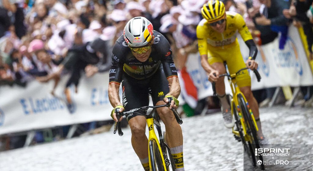 Tour de France 2025, Paris, Montmartre, Wout Van Aert attacks, behind is Tadej Pogacar