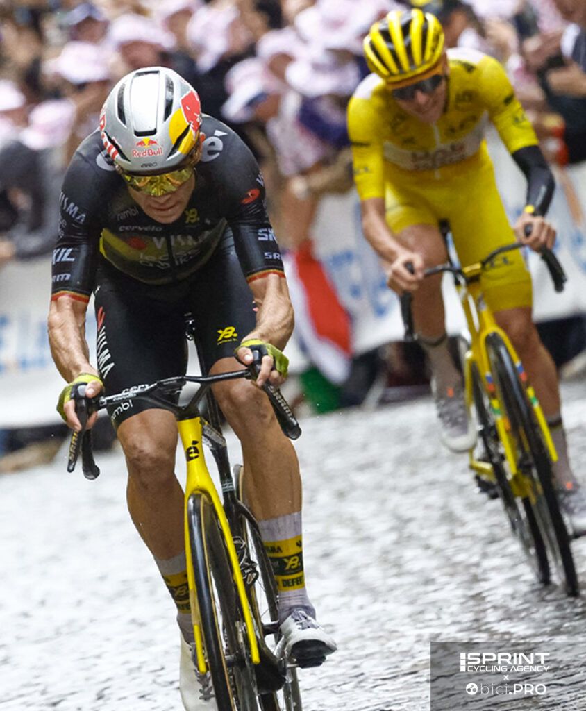 Tour de France 2025, Paris, Montmartre, Wout Van Aert attacks, behind is Tadej Pogacar