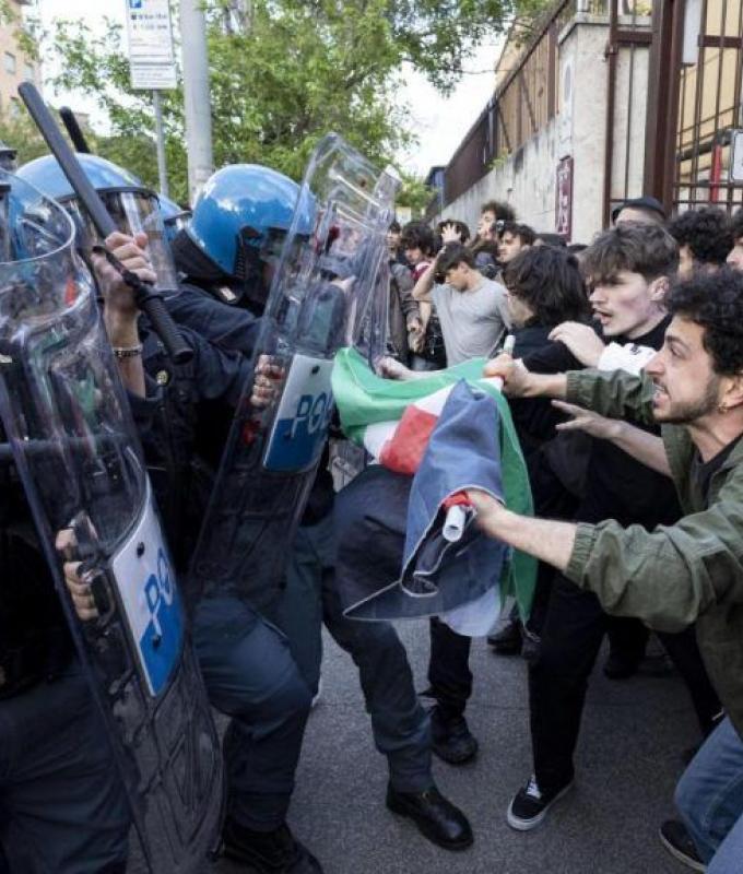 Sapienza, clashes and police beatings after the “no” to the boycott of Israel. Punches to an officer, 2 arrests. Minister Bernini: «Shameful acts»