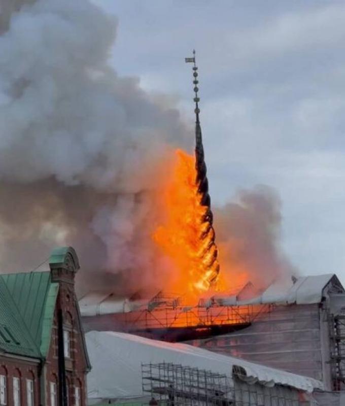 Copenhagen, fire devastates the seventeenth-century stock exchange, symbol of the city