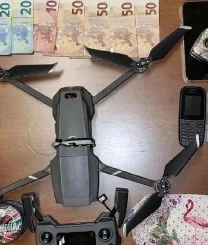 A drone to bring drugs and cell phones into the Bergamo prison: three men arrested