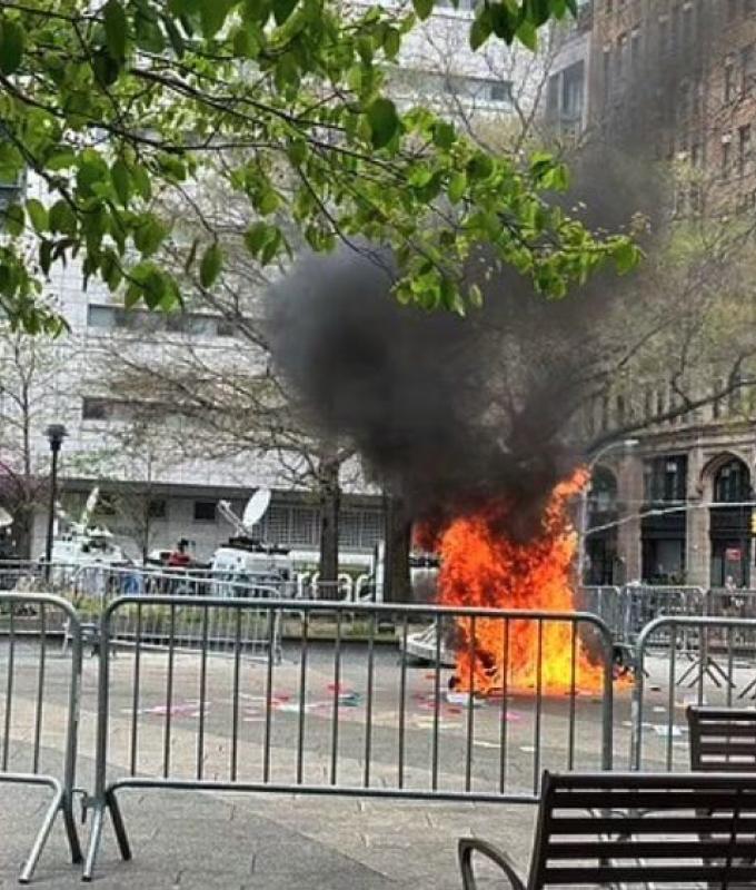 A man sets himself on fire outside the courthouse where Donald Trump’s trial is underway: it’s serious