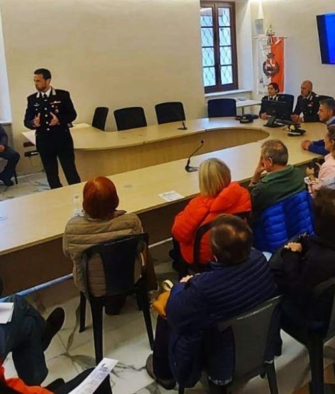 Anti-scam meeting in Magliano: about fifty citizens taking a “lesson” from the Carabinieri
