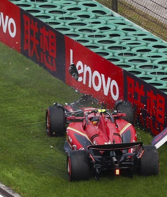 F1, Carlos Sainz spun in Q2 of the Chinese GP. Ferrari against barriers and red flags