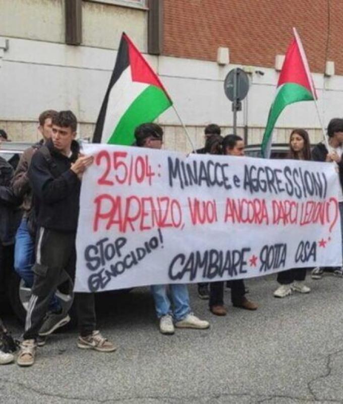 The pro-Palestine student collectives in front of the La7 studios: “Parenzo, let us come up”