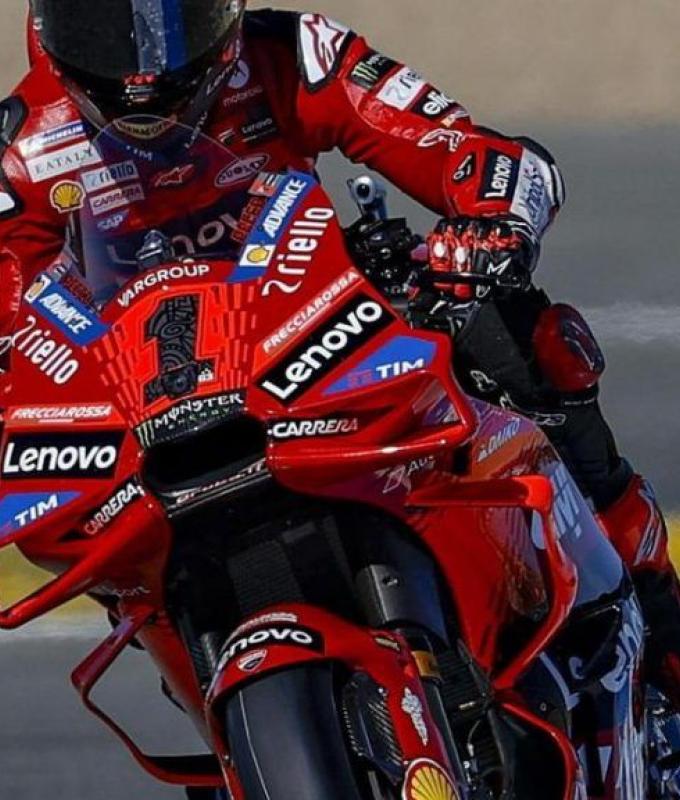 Ducati-Aprilia, what a duel. Pecco flies, but Viñales is there. Vale is in the pits: Bez snaps