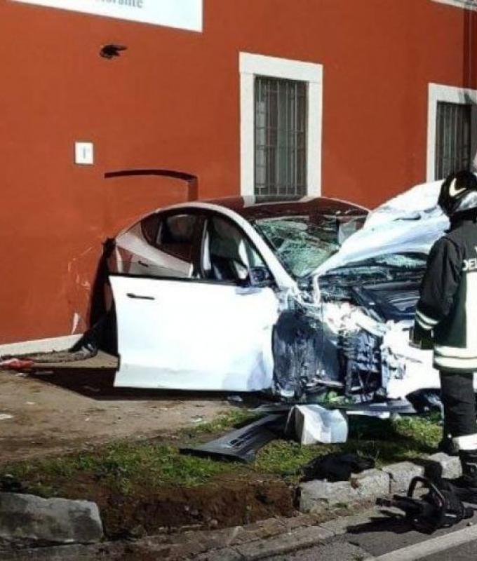 Car crashes into the wall of a restaurant in Brescia, three people in hospital