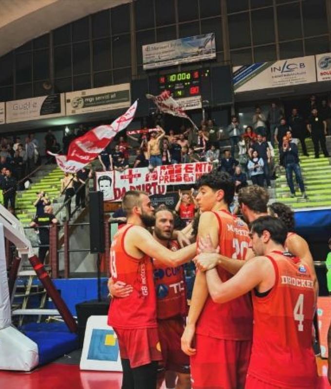 Basketball B1, play-offs: Andrea Costa makes Livorno sweat even in game 2, now the series moves to Imola