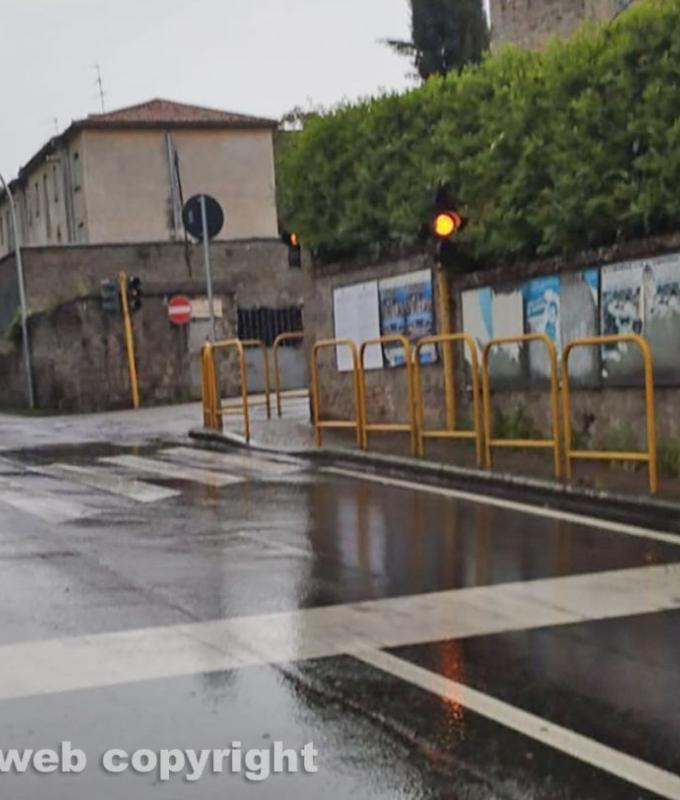 “Five traffic lights flashing at the intersections with Via del Pilastro, it’s very dangerous…”