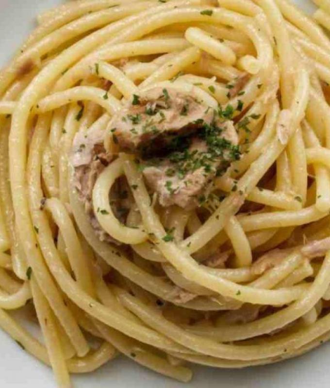 Spaghetti with garlic and oil, I also add tuna like my mother does, in 10 minutes I put them on the table and in a minute they disappear