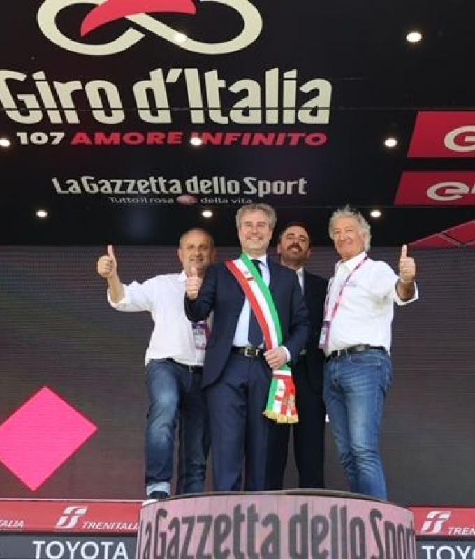 The reverse Giro d’Italia triumphs in Lucca: arrival ‘against traffic’ at Campo Balilla in front of thousands of people