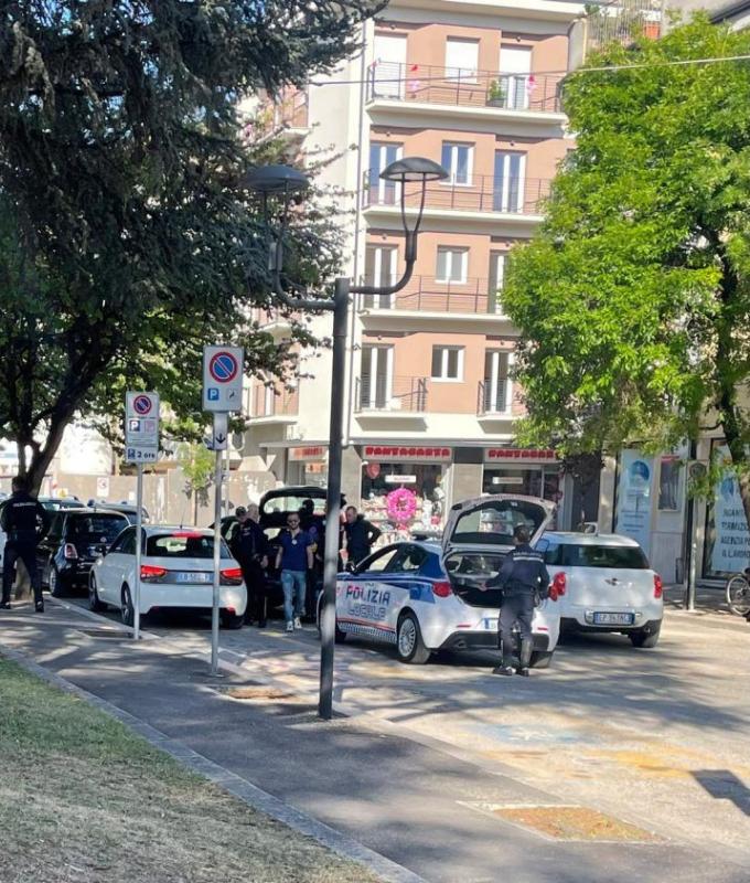 Avezzano, raid by the Local Police in Piazza Matteotti: drugs seized ready for dealing