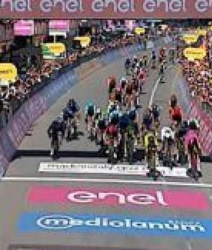 GIRO D’ITALIA / In Naples Kooij wins in the sprint ahead of Milan, Molano and Dainese. Rest Monday.