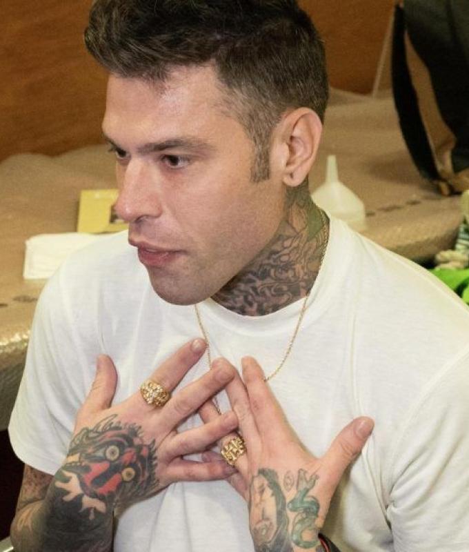 Beating of Cristiano Iovino, Fedez reported: the images of the cameras that frame the rapper