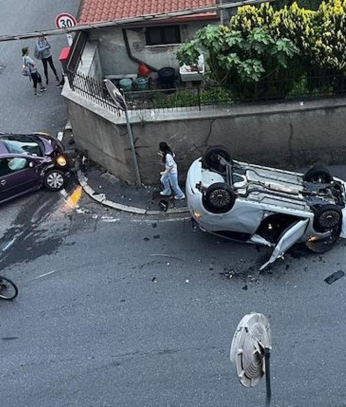 Olgiate, accident in via Diaz: two injured and a car overturned