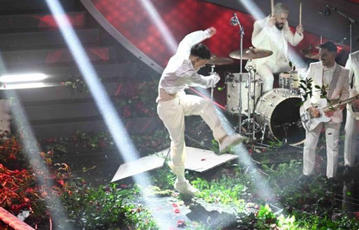 Sanremo 2023, Blanco chaos: the singer destroys the flowers on stage. The public boos, Amadeus: “The skiabbarabba has gone off”