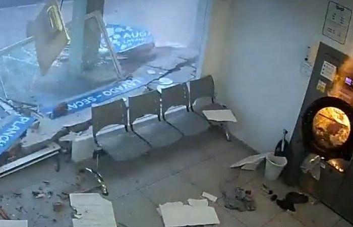 The customer leaves the laundry and the dryer… explodes: tragedy averted for a few moments. Video