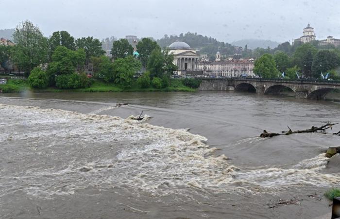 The Po overflows at the Murazzi in Turin after today’s flood in the Cuneo area