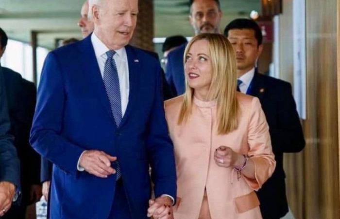 That photo of Joe Biden and Giorgia Meloni “hands on”