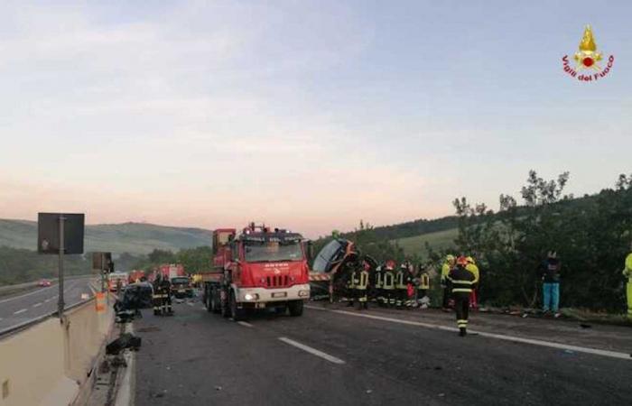 A Flixbus bus ends up in an escarpment on the A16 Naples-Canosa, a motorist dies: 14 passengers injured – The video