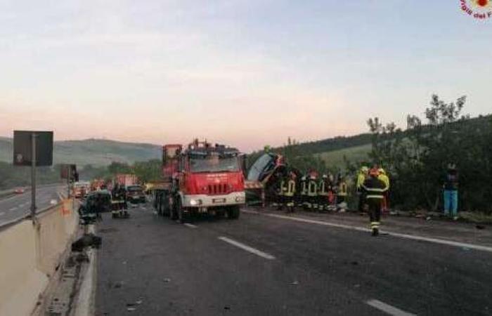 Bus Flixbus crashes into the void on the A16 motorway: one dead and numerous injured on the Naples-Canosa