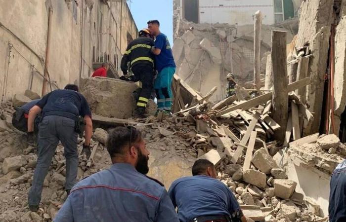 Torre del Greco, building collapses: 3 people extracted alive. Meloni follows the operations
