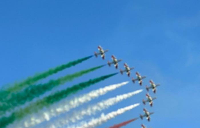 Turin, a Frecce Tricolori plane crashes into the ground: the pilot jumps out with a parachute