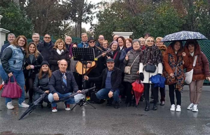 The rain does not stop the flash mob dedicated to Lucio Battisti