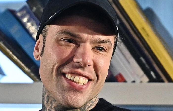 Fedez announces that he is the new CEO of Versace, but then reveals the joke “to avoid a stock market collapse”