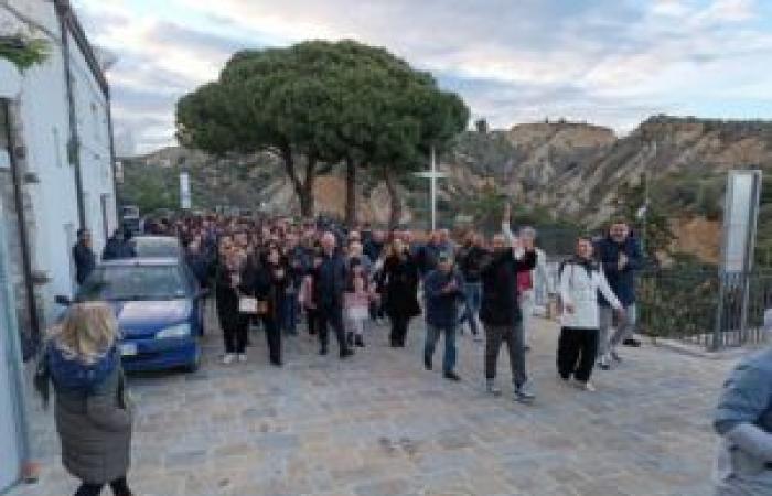 #Roccachecambia3.0 opens the meeting point in the village / A river of people in front of the historic headquarters in Corso Vittorio Emanuele – Franco Lofrano news on the Alto Jonio
