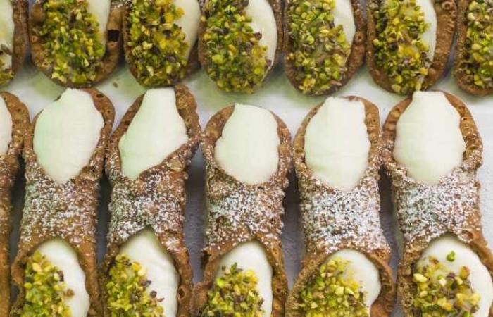 The best Cannolo in all of Sicily can only be eaten here: they come from all over Italy to taste it | The secret is in the zest