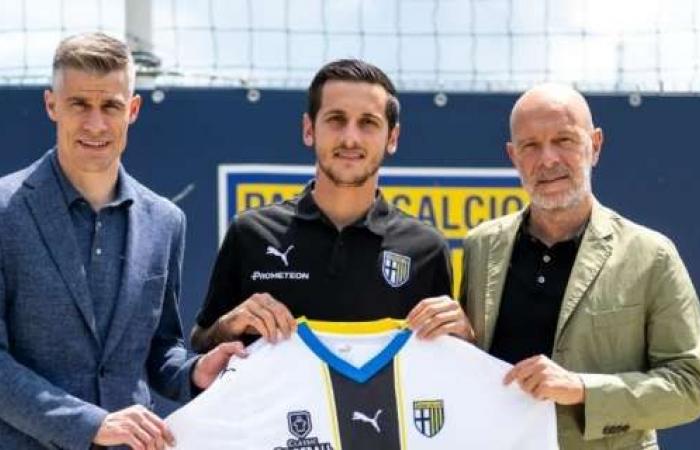 Valeri is a new Parma player. He signs a three-year contract