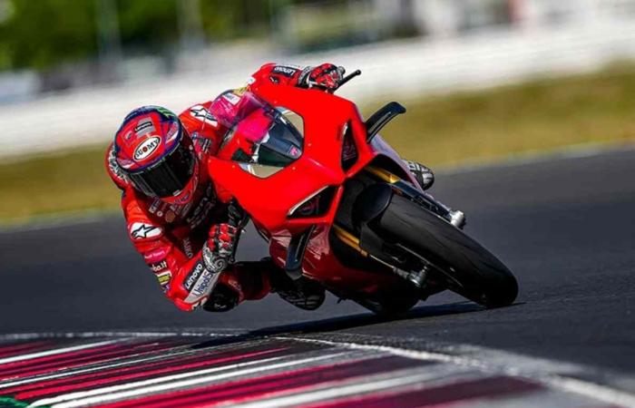 Monstrous road Ducati, it runs like a MotoGP: even Bagnaia tried it