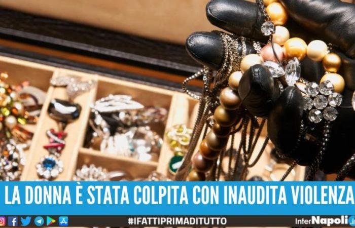 They steal the gold jewels and beat the owners of the house in Naples: there is an arrest