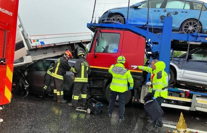 Accident on the A4 in Stezzano, the driver of the truck was also seriously injured. The 58-year-old remains in critical condition