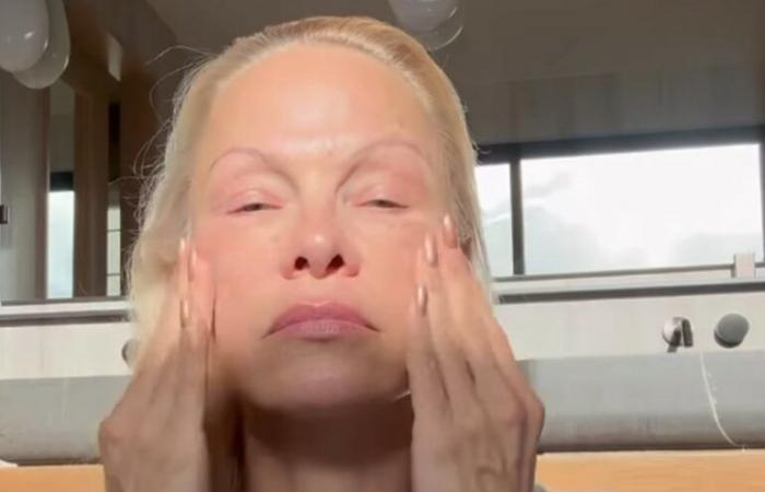 Pamela Anderson shows herself completely without makeup while doing her morning routine – Gossip.it