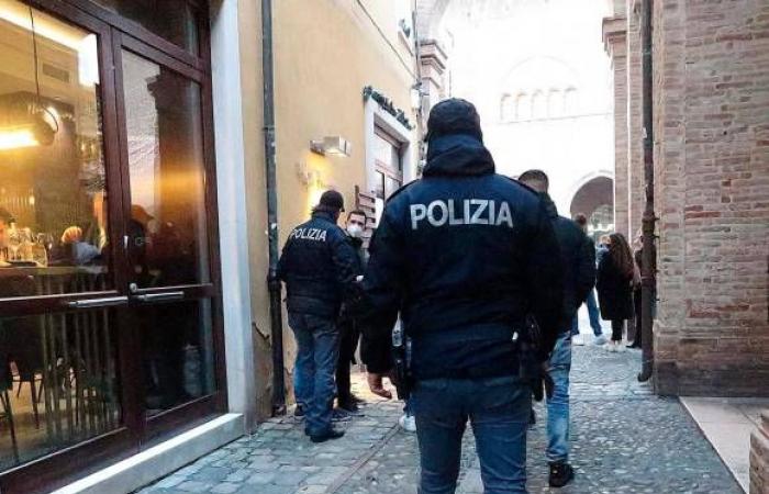 Rimini, a policeman freed from duty faces two thieves, is attacked but foils the robbery in the pizzeria