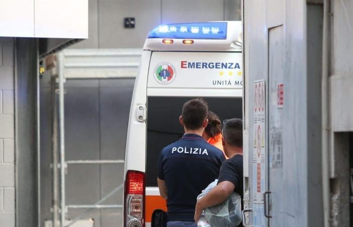 Accident at work in the province of Cremona, workers fall while installing an air conditioner: injured