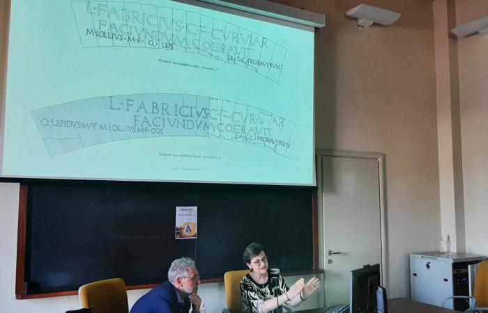 Latin epigraphy in the digital age. The importance of paper support