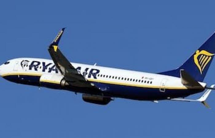 Ryanair flight overbooked: offered 250 euros and a free trip to get off the plane