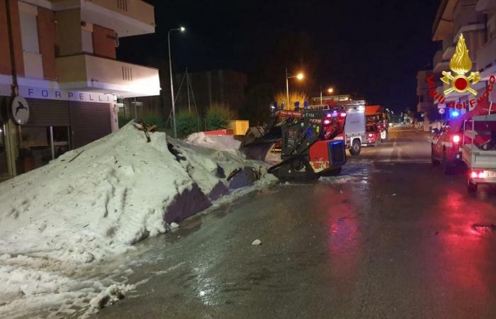 55 rescue operations and piles of ice on the sides of the roads (and in the basements) still present 24 hours later. «Sheet metal folded like paper». Aguzzi arrives
