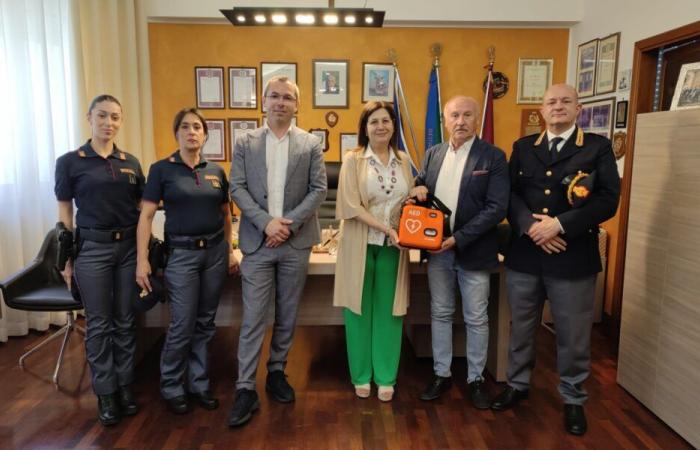 Avis donates a defibrillator to the Police Headquarters – il Gazzettino di Gela