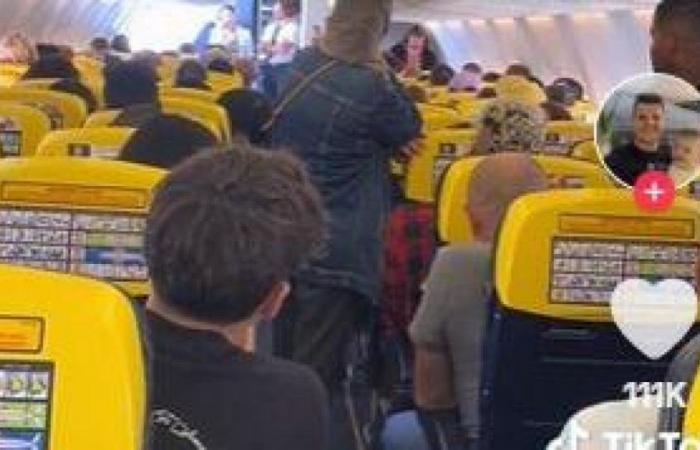 Ryanair flight overbooked, there is one too many passengers. The video: «Whoever gets off will have 250 euros and a free trip». A boy accepts