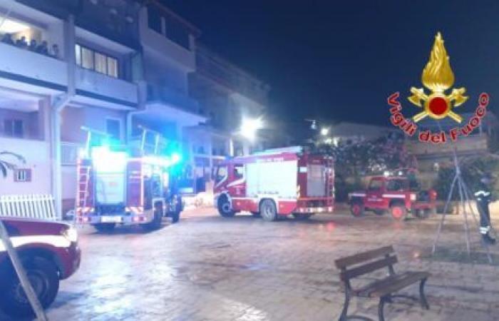 BATHING LIDO IN FLAMES DURING THE NIGHT IN CROTONE, INVESTIGATIONS IN PROGRESS