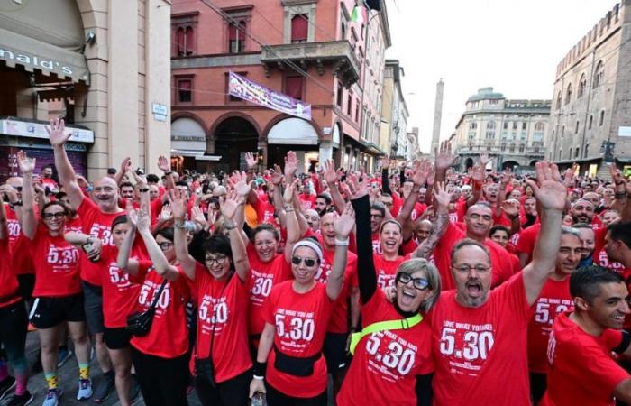 Run 5.30, thousands of people at the silent marathon through the streets of Bologna. “It’s a magnificent city”