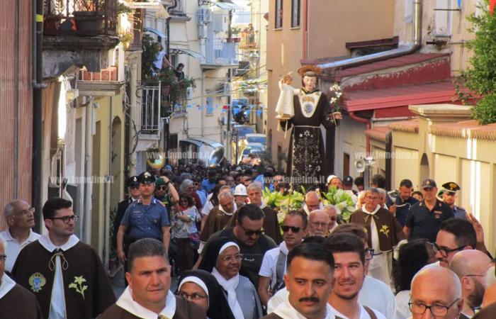 Lamezia, the traditional procession in honor of Sant’Antonio is renewed through the streets of the city