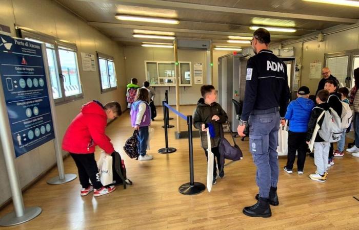 Port of Ancona | The students of “Pinocchio-Montesicuro” visiting the customs office