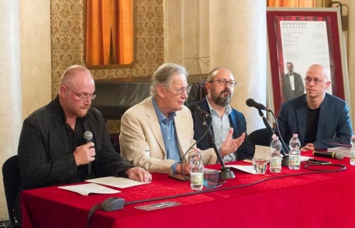 Cremona Sera – Sir John Eliot Gardiner met the people of Cremona and kicked off the Monteverdi Festival 2024. The director indulged in anecdotes, memories and a great ode to the music of the Divine Claudio