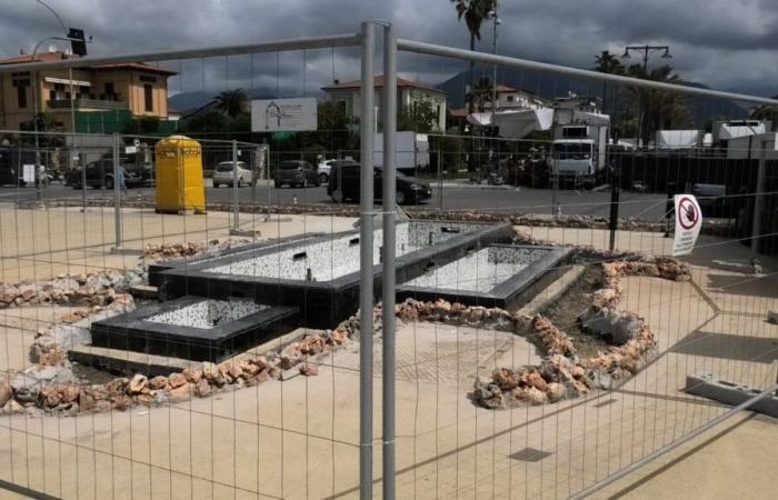 Work, and controversy, continues for the new square in front of the Marina di Massa pier